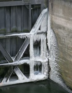 Eis in der Schleuse