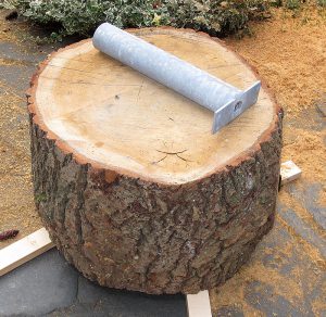 Eichenklotz für den Bau eines Outdoor-Christbaumständers