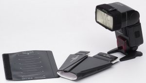 Blitz Canon 550EX mit montiertem LumiQuest Ultrastrap sowie LumiQuest Snoot XTR